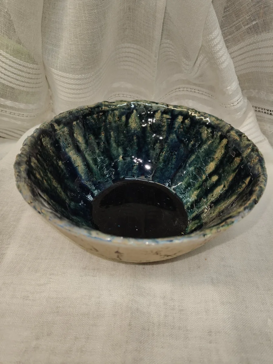 Misa ceramiczna z granatowo-turkusowym wnętrzem i promienistą fakturą.