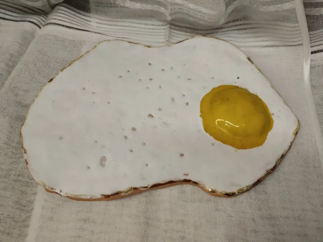 Ceramiczna forma w kształcie jajka sadzonego