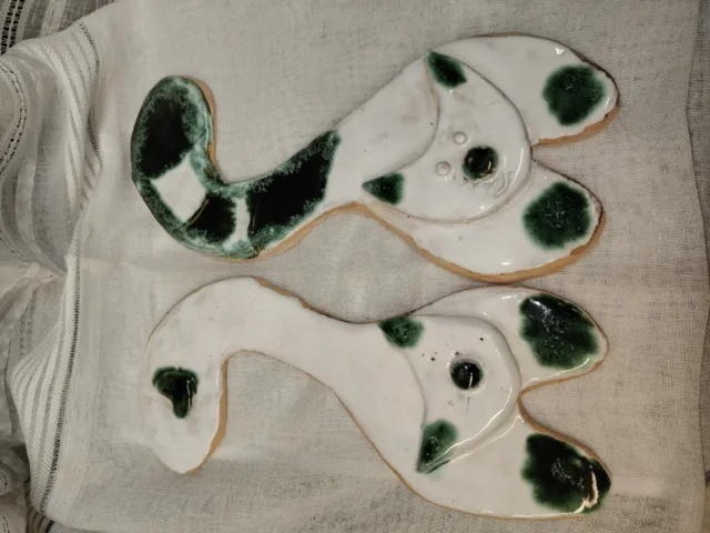 Ceramiczne koty w zielone łaty