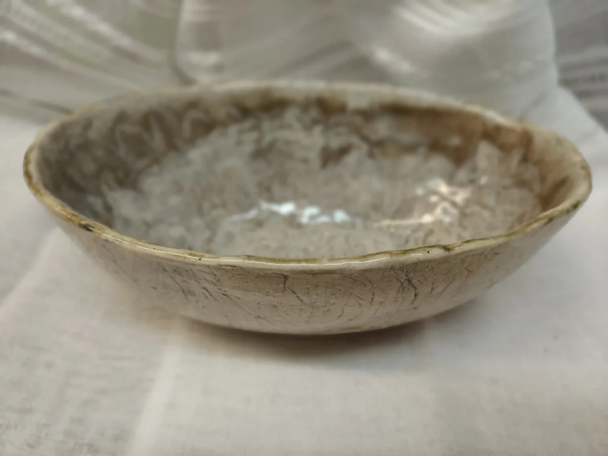 Płytka owalna misa ceramiczna w szarościach i brązach.