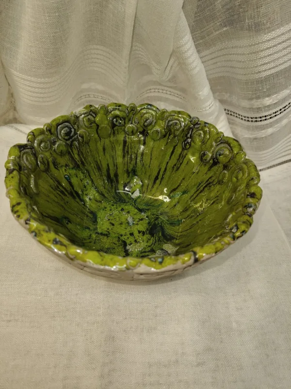 Zielona misa ceramiczna z roślinnym reliefem