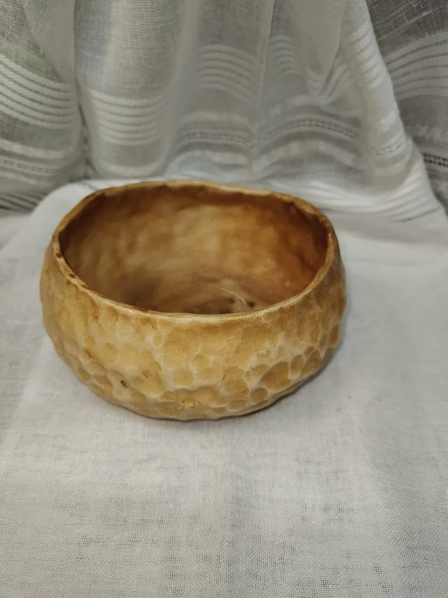 Miodowa miseczka ceramiczna z fakturowaną powierzchnią i nieregularnym brzegiem.