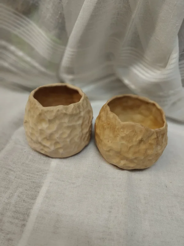 Miseczki ceramiczne w piaskowych odcieniach