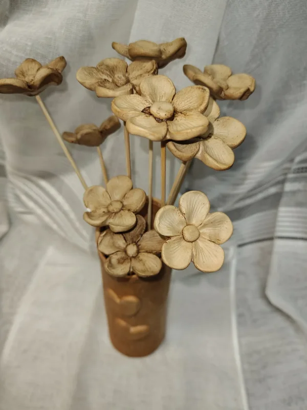 Beżowe kwiaty ceramiczne — Piaskowe stokrotki